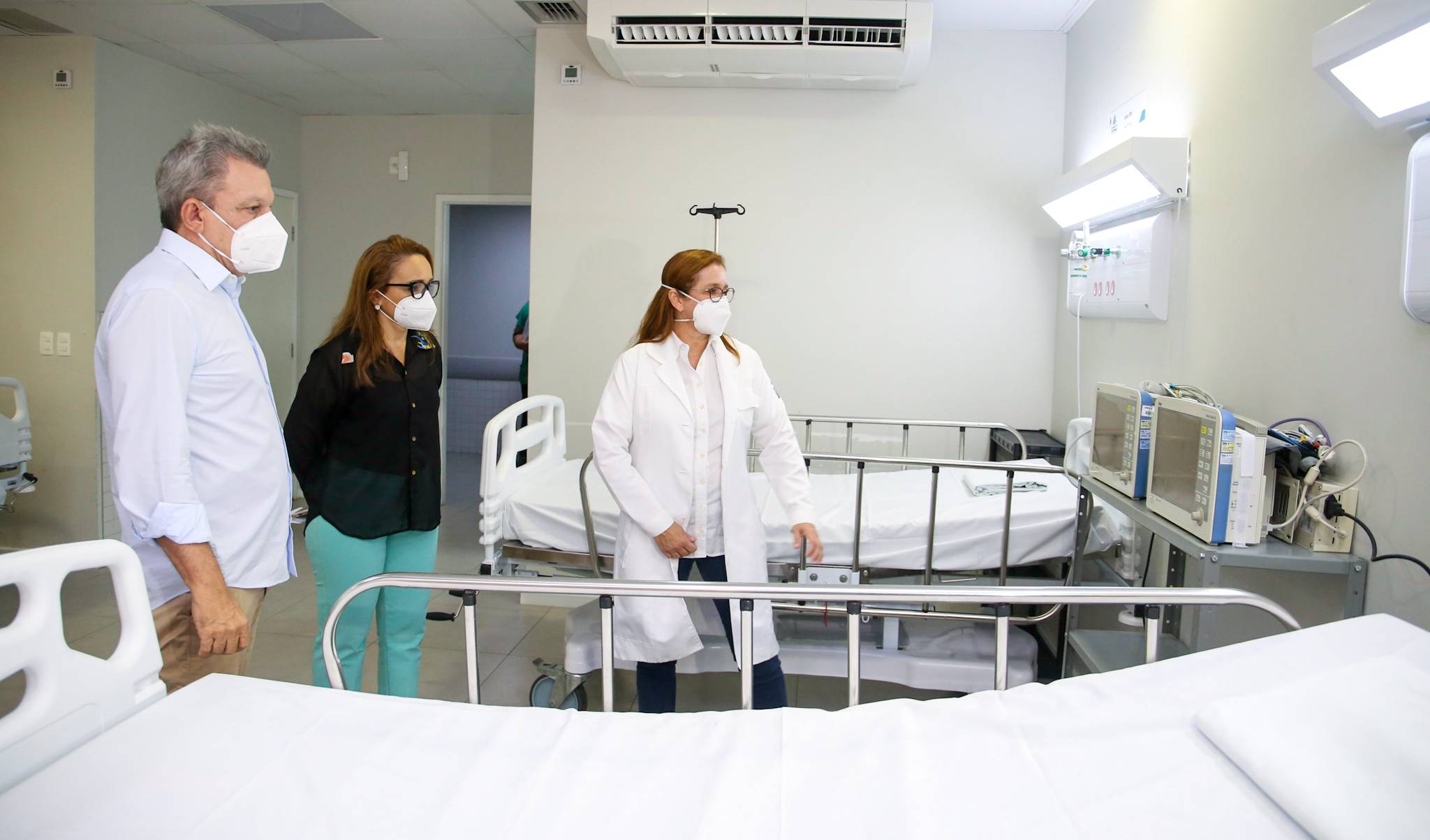 prefeito sarto e doutoras ana estela e riane azevedo observam os leitos ainda vazios de uma enfermaria do IJF